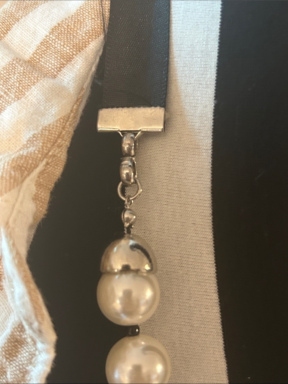 Vintage Pearl necklace with black ribbon tie - Picture 4 of 4